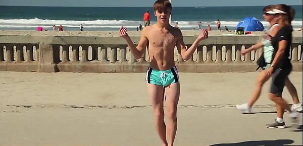  Twink dancing in the beach with speedo bulge  Novinho dançando sunga na praia